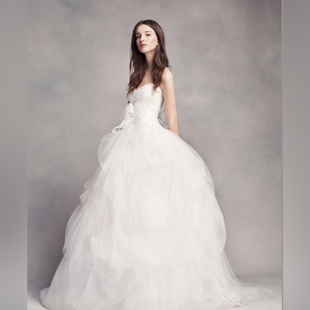 Vera Wang White Strapless Ball Gown Wedding Dress